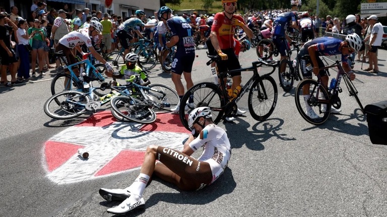 第１５ステージで大規模な転倒事故が発生/Benoit Tessier/Reuters